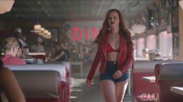 Le top portée par Cheryl Blossom (Madelaine Petsch) dans Riverdale (S03E01)
