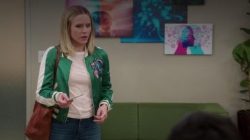 Le blouson bomber vert satiné Maje de Eleanor Shellstrop (Kristen Bell) dans The Good Place S03E03
