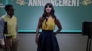 Le top jaune Michael Kors porté par Tahani Al-Jamil (Jameela Jamil) dans The Good Place S03E03