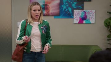 Le t-shirt rose pale H&M porté par Eleanor Shellstrop (Kristen Bell) dans The Good Place S03E03