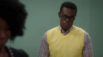 Le pull sans manche jaune porté par Chidi Anagonye (William Jackson Harper) dans The Good Place S03E03
