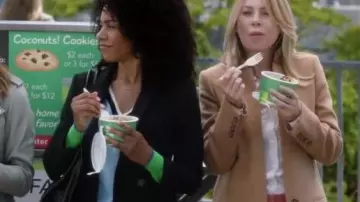 Le manteau en laine mélangée de Dr. Meredith Grey (Ellen Pompeo) dans Grey's Anatomy (S15E03)