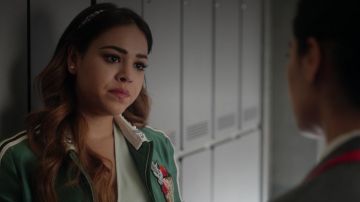 Le blouson vert à col bijoux porté par Lu (Danna Paola) dans Elite S01E07