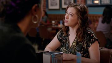 Floral Ruffle Manches Chemisier par la Philosophie Vêtements portés par Rebecca Tas (Rachel Bloom) comme on le voit dans Crazy Ex-petite Amie S04E02