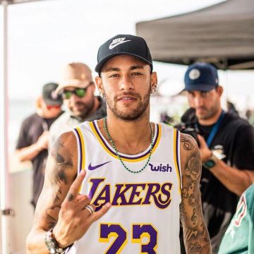 The Nike LeBron James Los Angeles Lakers worn by Neymar on his account Instagram @neymarjr