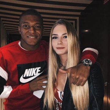 Sweatshirt Nike red Kylian Mbappé on the account Instagram @kylian7ml