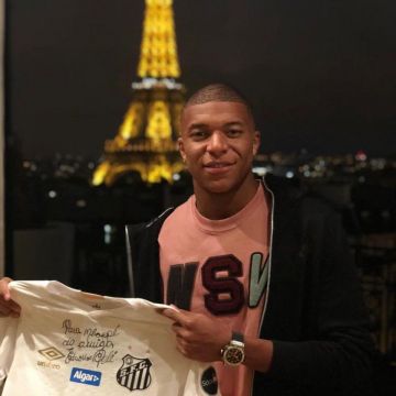 Camiseta rosa NSW de Kylian Mbappé en su cuenta de Instagram @k.mbappe