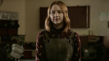 Imprimé Pelican shirt porté par Violet Simmons (Haley Ramm) comme on le voit dans la Lumière comme une Plume S01E04