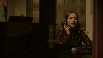 Le chemisier pelican de Violet (Haley Ramm) dans Light as a Feather S01E03