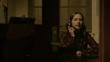 Le chemisier pelican de Violet (Haley Ramm) dans Light as a Feather S01E03