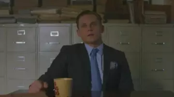 Big Hug Mug utilizado por Jed Milgrim (Billy Magnussen) como se ve en Maniac S01E10