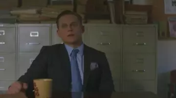 El gran abrazo amarillo de Jed Milgrim (Billy Magnussen) en Maniac S01E10