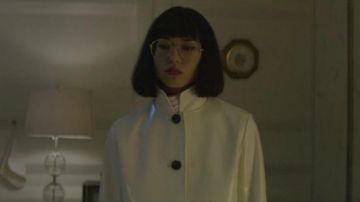 Chaqueta blanca usada por el Dr. Azumi Fujita (Sonoya Mizuno) como se ve en Maniac S01E04