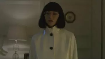 Chaqueta blanca usada por el Dr. Azumi Fujita (Sonoya Mizuno) como se ve en Maniac S01E04