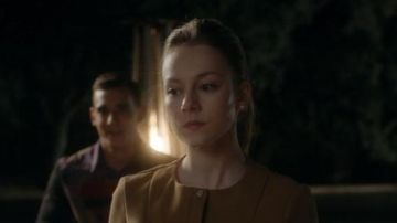 The earrings Carla (Ester Expósito) in Elite (S01E02)