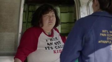 "J'Ai Une MST" white t-shirt porté par Nan (Yimmy Yim) comme on le voit dans le Camping S01E01