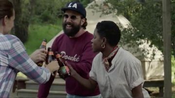 Bourgogne Douché chandail porté par George (Brett Gelman) comme on le voit dans le Camping S01E01