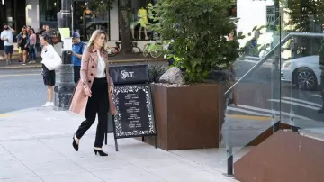 Le trench de Dr. Meredith Grey (Ellen Pompeo) dans Grey's Anatomy S15E04