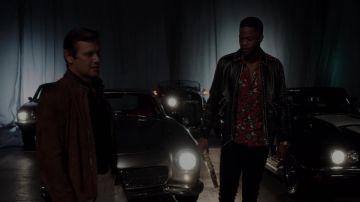 La chemise rouge à fleurs Just Cavalli portée par Jeff Colby (Sam Adegoke) dans Dynastie S02E02