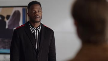 La veste noire à bandes rouges Givenchy portée par Jeff Colby (Sam Adegoke) dans Dynastie S02E02