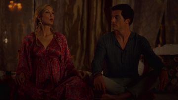 La robe rouge rose Figue portée par Melissa Daniels (Kelly Rutherford) dans Dynastie S02E02