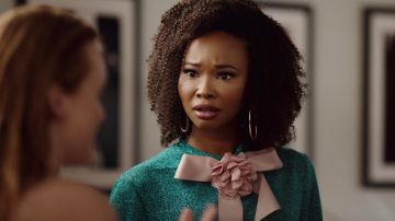 Le top vert avec noeud par Alcoolique de Monica Colby (Wakeema Hollis) dans Dynastie S02E02