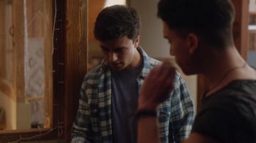 The plaid shirt worn by Samuel (Itzan Escamilla) in Elite S01E03