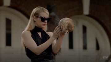Le top noir à étoiles Alice + Olivia de Madison Montgomery (Emma Roberts) dans American Horror Story Apocalypse S08E06