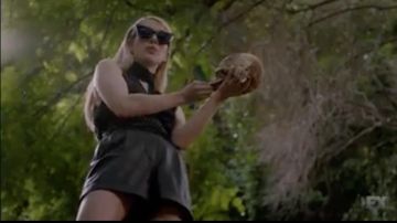 Short en cuir noir de Madison Montgomery (Emma Roberts) dans American Horror Story (S08E06)