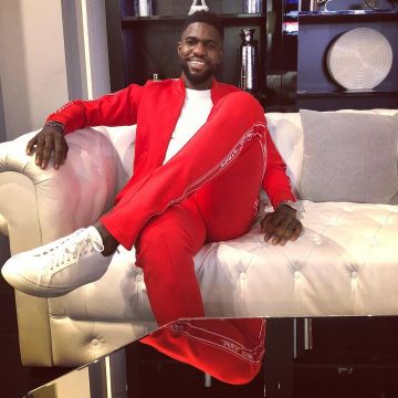 The tracksuit pants red Off White Samuel Umtiti on his account Instagram @samumtiti