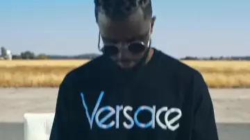 The sweatshirt Versace of Lefa in her video clip I teleport feat. Dadju, S. Pri Noir