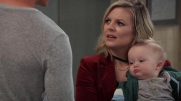 Blazer borgoña de Maxie Jones (Kirsten Storms) en el Hospital General 17/10/18