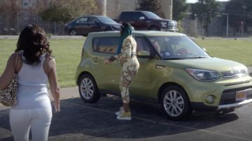 Legging impreso akira chain en amarillo usado por Porsha Taylor (Ta'Rhonda Jones) como se ve en Empire S05E01