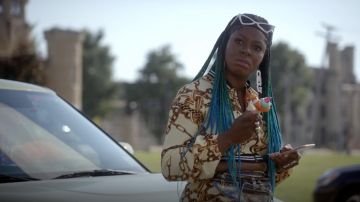 Akira Label Chaqueta de pista impresa recortada en amarillo usada por Porsha Taylor (Ta'Rhonda Jones) como se ve en Empire S05E01