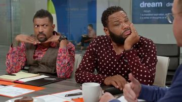 Bourgogne points chandail CDG de Dre alias Andre Johnson (Anthony Anderson) Black-ish (S05E01)