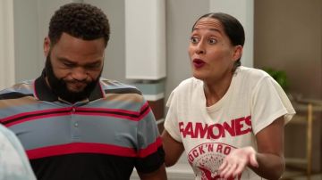 Ramones t-shirt porté par arc-en-ciel Johnson (Tracee Ellis Ross) black-ish (S05E01)