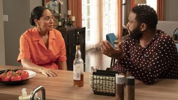 Maxi robe orangée de l'arc-en-ciel Johnson (Tracee Ellis Ross) Black-ish (S05E01)