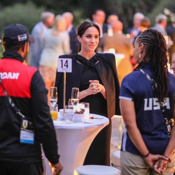 The black dress naked shoulders of Meghan Markle during the Royal Tour in Australia