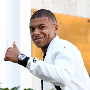 The tracksuit jacket white Nike Kylian Mbappé on his account Instagram @k. mbappe