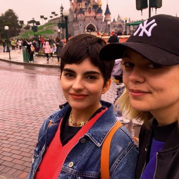 La gorra de louane con los Yankees de Nueva York en su cuenta de Instagram @louane