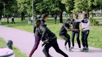 Los pantalones de chándal en el clip Ma 6t se agrietaron de Kpoint feat. Ninho