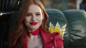 En cuir rouge tour de cou collier porté par Cheryl Fleur (Madelaine Petsch) comme on le voit dans Riverdale S03E03