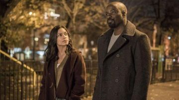 Gabardina de lana usada por Luke Cage (Mike Colter) como se ve en Luke Cage S01E07 de Marvel