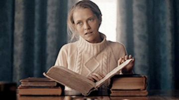 White Jumper/Sweater of Diana Bishop (Teresa Palmer) in A Discovery of Witches (S01E03)