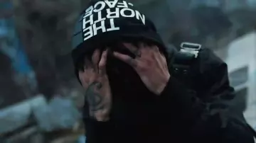 The sweatshirt with logo The North Face on the hood of Scarlxrd in her video clip Braindead