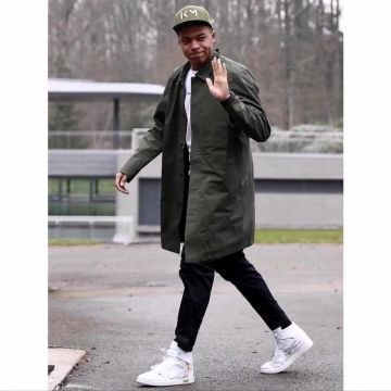 The trench coat khaki worn by Kylian Mbappé on a photo to Instagram