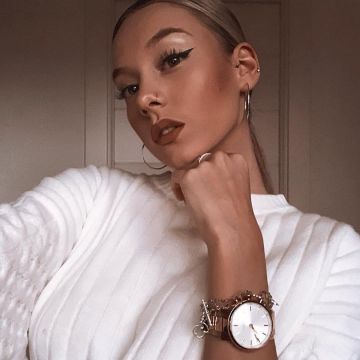 Watch Pink Gold of Ester Exposito on the account instagram @ester_exposito