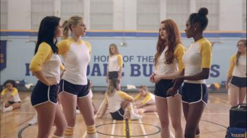 Le short bleu marine de Veronica Lodge (Camila Mendes) dans Riverdale S02E02