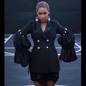 Falso blazer tejido adornado con perlas usado por Beyoncé en instagram @beyonce