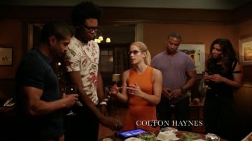 El vestido naranja sin mangas de A.L.C. usado por Felicity Smoak (Emily Bett Rickards) en Arrow S07E02